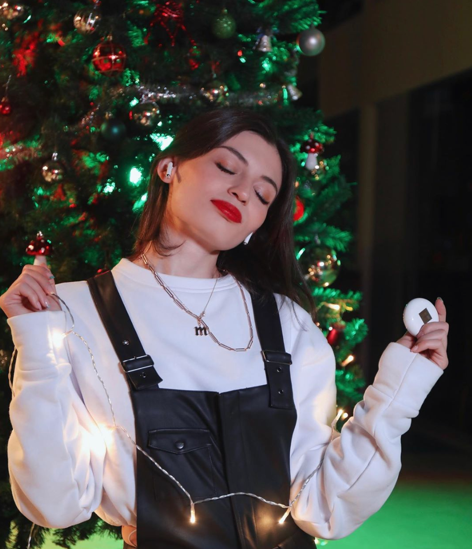 Trên Youtube, vlogger sinh năm 1995 sở hữu 2,8 triệu lượt đăng kí và hơn 1,1 triệu người theo dõi trên Instagram.