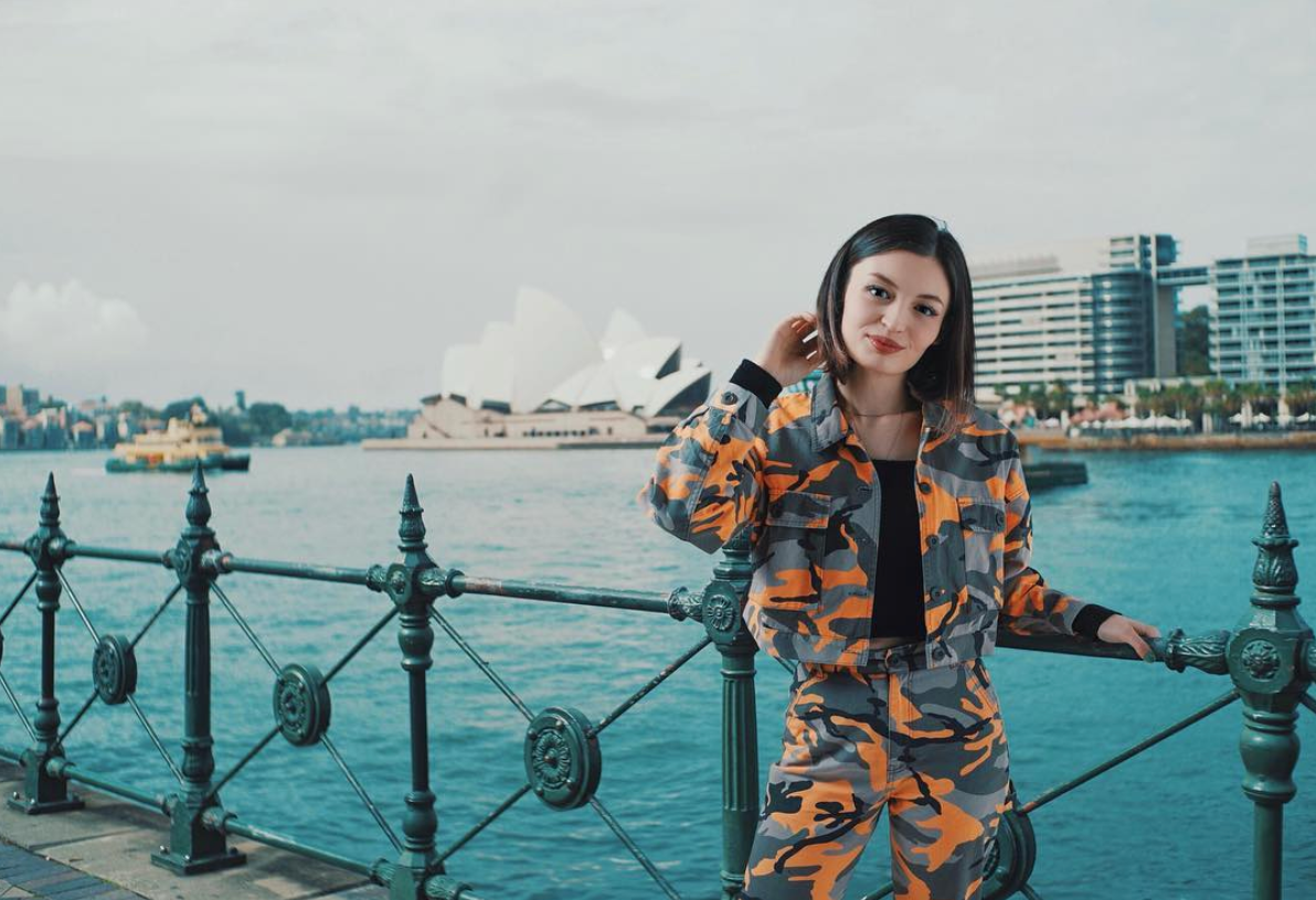 Trên Instagram cá nhân, vlogger người Thổ Nhĩ Kỳ thường xuyên chia sẻ hình ảnh đi du lịch khắp thế giới, tận hưởng những kỳ nghỉ 5 sao từ Âu đến Á.