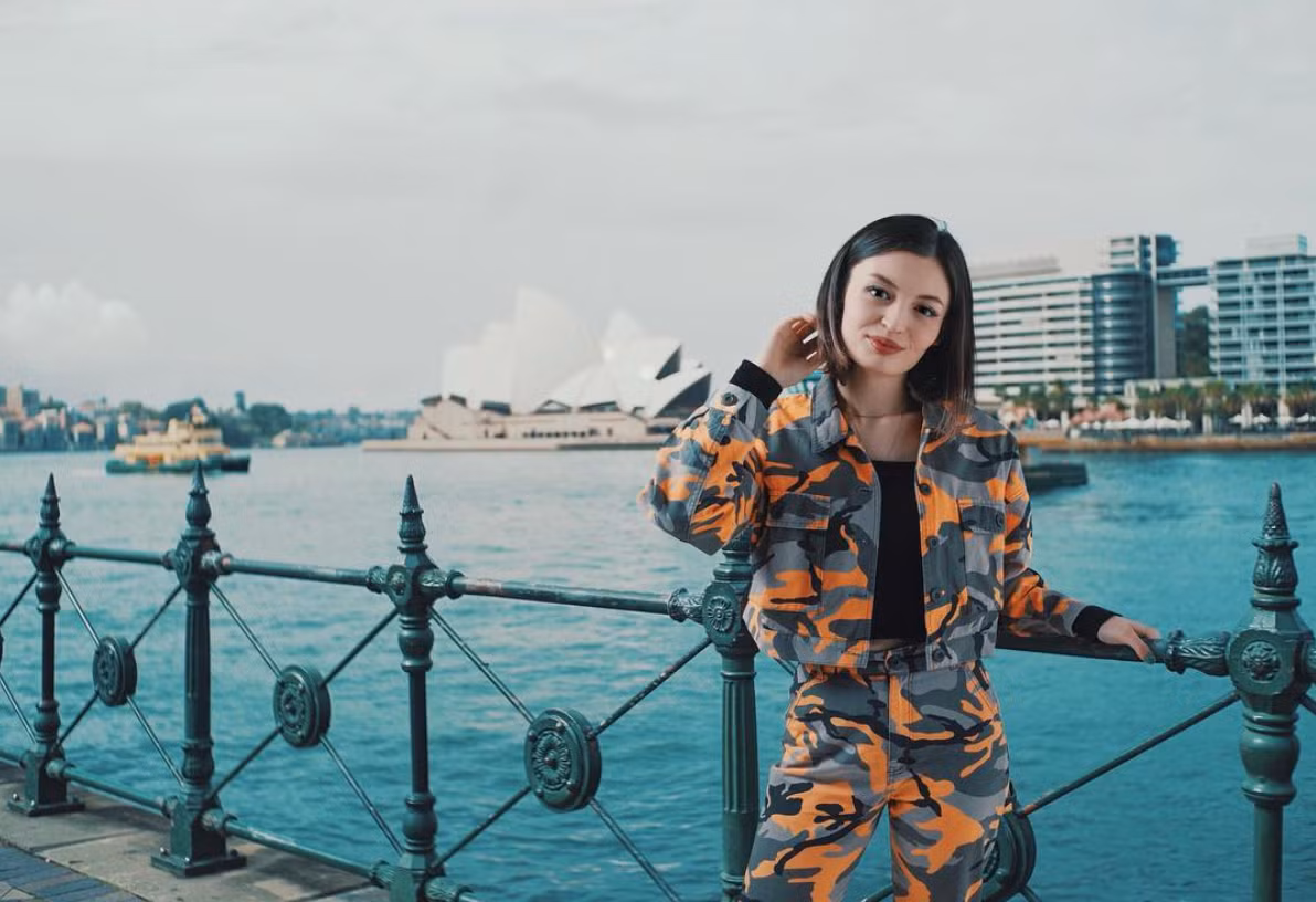 Trên Instagram cá nhân, vlogger người Thổ Nhĩ Kỳ thường xuyên chia sẻ hình ảnh đi du lịch khắp thế giới, tận hưởng những kỳ nghỉ 5 sao từ Âu đến Á.