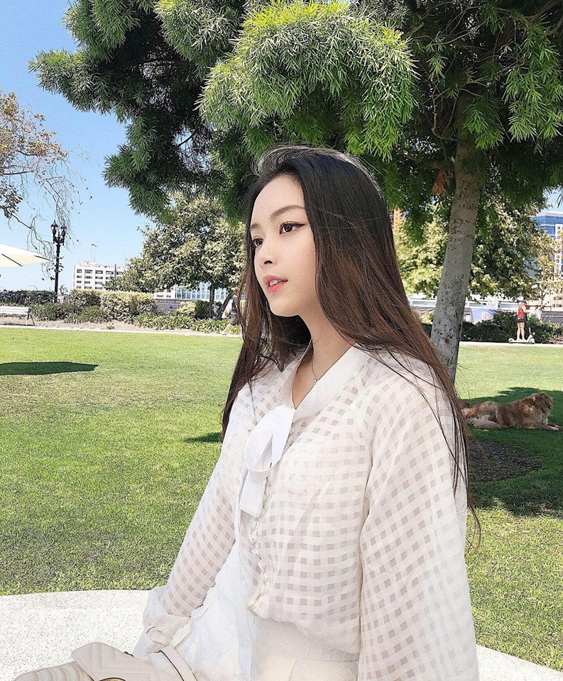 Ngoài thời gian học tập, cô thỉnh thoảng nhận lời làm mẫu ảnh và tham gia một số sự kiện ở Mỹ.