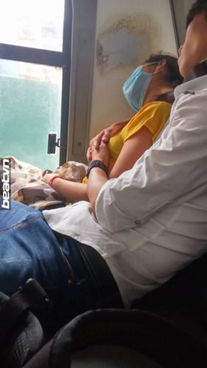 Hình ảnh cặp đôi diễn cảnh nóng phản cảm khiến người xung quanh vô cùng khó chịu tuy nhiên là vấn đề tế nhị nên không ai muốn nhắc nhở.