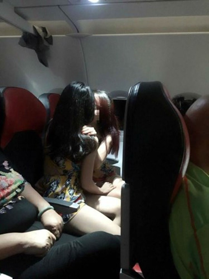 Không chỉ có có cặp đôi nam nữ, nhiều cặp nữ - nữ hay nam - nam cũng có hành động khiến nhiều người "nóng mắt".