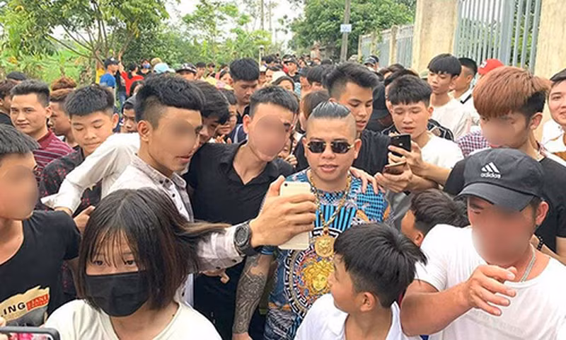 Thấy vậy, anh Hùng (bạn Tuyền) nhặt lên, đưa lại cho chủ nhân rồi quay sang trách bạn mình. Trong lúc nóng giận, Hùng lấy chai bia đánh vào trán Tuyền và xô xát xảy ra. Tuyền bỏ về nhà lấy khẩu súng, vật giống hình lựu đạn vừa đi, vừa chửi. Khi đi đến ngã 3 phố Nhà Chung (TP Bắc Ninh), Tuyền giơ súng lên trời bắn 3 phát. Người dân gần đó lao vào giằng súng, vật giống hình lựu đạn, “thánh chửi” tiếp tục rút dao và chửi bới.