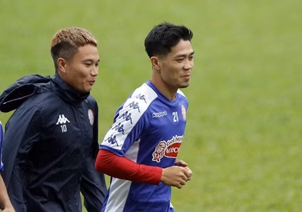 Đến bây giờ, người hâm mộ vẫn không thể tin rằng anh chàng cầu thủ này đã có vợ bởi anh quá kín tiếng trong suốt giai đoạn yêu đương 3 năm và cho đến khi cả hai tổ chức lễ đính hôn.