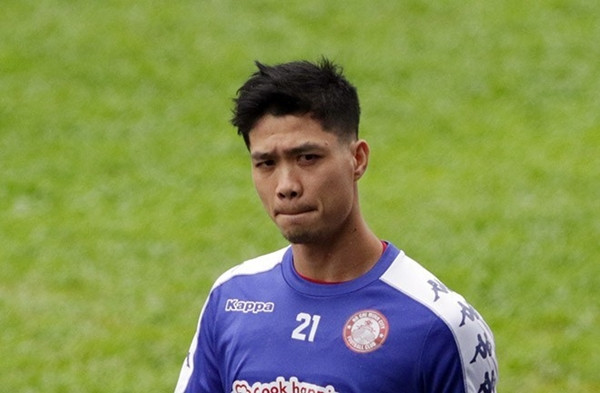 Dù đã có vợ nhưng chàng tiền đạo vẫn giữ được "50 sắc thái" biểu cảm mỗi lần ra sân.