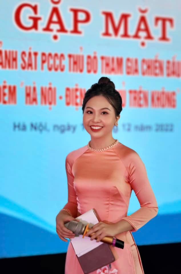 Với ngoại hình ưa nhìn, giọng nói tốt, truyền cảm, có khả năng thuyết trình, Quỳnh Anh được lựa chọn để đại diện thế hệ trẻ phát biểu tại buổi lễ trọng đại.