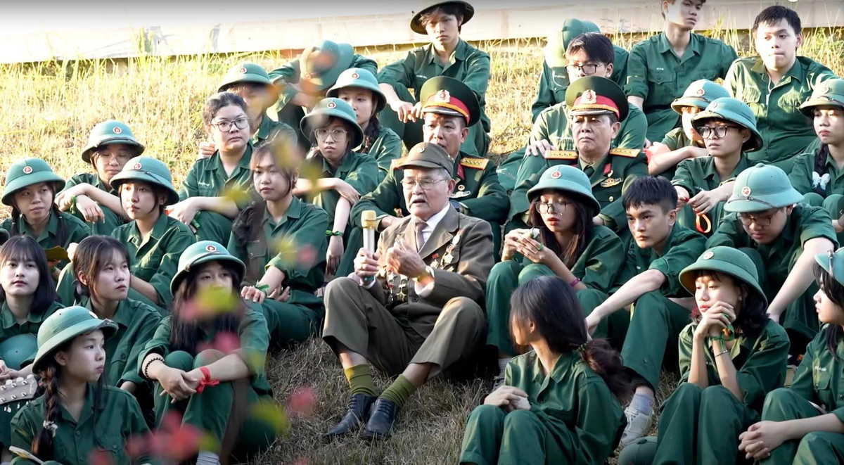 Cô nàng bày tỏ lòng biết ơn đối với những thế hệ ông cha đã cống hiến xương máu cho hòa bình dân tộc như ông ngoại mình: "Thành phố Điện Biên Phủ đang ngày càng thay da đổi thịt và dù 70 năm hay nhiều năm về sau nữa, những câu chuyện về lịch sử, những năm tháng gian khổ, tinh thần chiến đấu anh dũng, sẵn sàng ngã xuống để Tổ quốc đứng lên của ông cha sẽ mãi là những tấm gương mà những người con, người cháu như tôi xin được khắc ghi và lấy làm động lực, hành trang trên mọi bước đường đời".