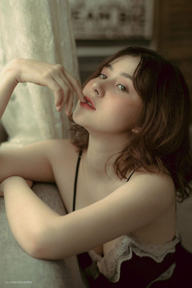 Hot girl lai có bố là người Mỹ, mẹ là người Việt nên vẻ đẹp có sự hòa quyện giữa nét hiện đại và nữ tính, ngọt ngào.