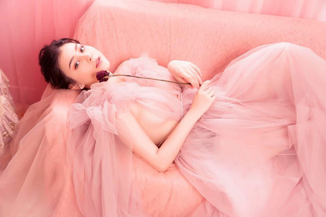 Nhật Anh gợi cảm khó rời mắt ở tuổi 18.