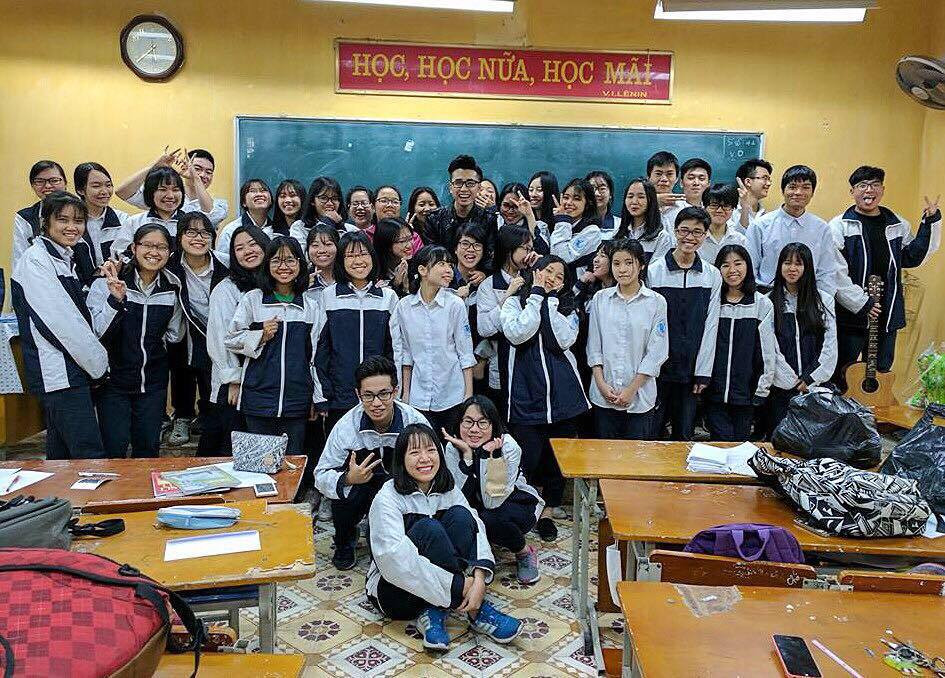 Bức ảnh chụp tập thể lớp tại trường THPT Nguyễn Bỉnh Khiêm mới đây thu hút sự quan tâm lớn của CĐM bởi sự xuất hiện của 1 thầy giáo quá điển trai.