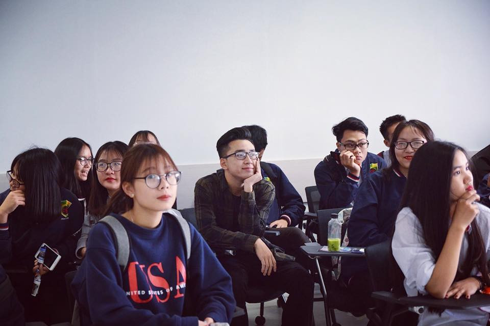 Chia sẻ với nhiều người, Hoài Linh cho biết, niềm vui trong công việc của anh chính là khi giúp đỡ cho các bạn học sinh bị trầm cảm hoặc có ý định tử tử tìm lại cân bằng trong cuộc sống, đồng thời định hướng nghề nghiệp cho các em học sinh cuối cấp.