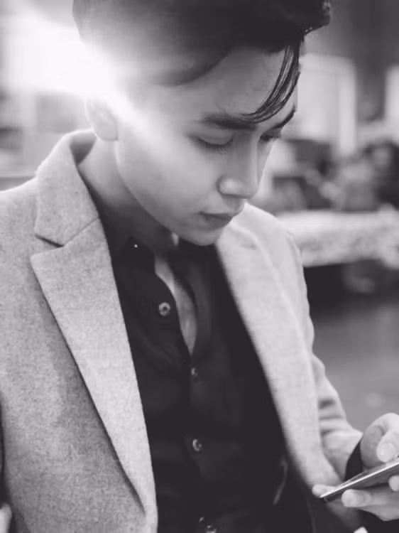 Trước những lời khen của cộng đồng mạng, thầy giáo điển trai Hoài Linh khiêm tốn cho rằng nếu bản thân thật sự có thể làm động lực cho các bạn học sinh học tập chăm chỉ thì thầy xin sẵn lòng.