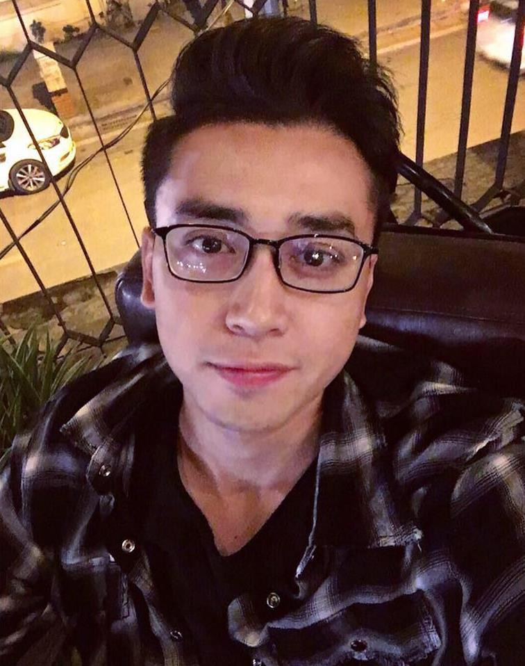 Với dòng thông tin ít ỏi là "Thầy giáo tâm lý/hướng nghiệp/kỹ năng sống cho các trò của trường Nguyễn Bỉnh Khiêm (Cầu Giấy)", CĐM "vào cuộc" để truy tìm danh tính của người thầy điển trai.