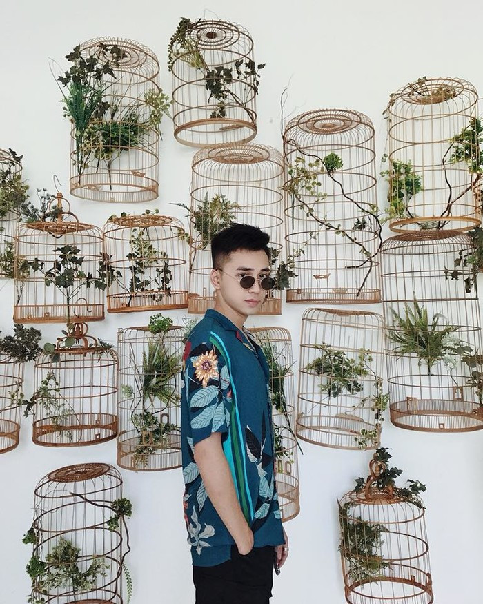 Phong cách thường ngày của thầy cũng rất trẻ trung, năng động.