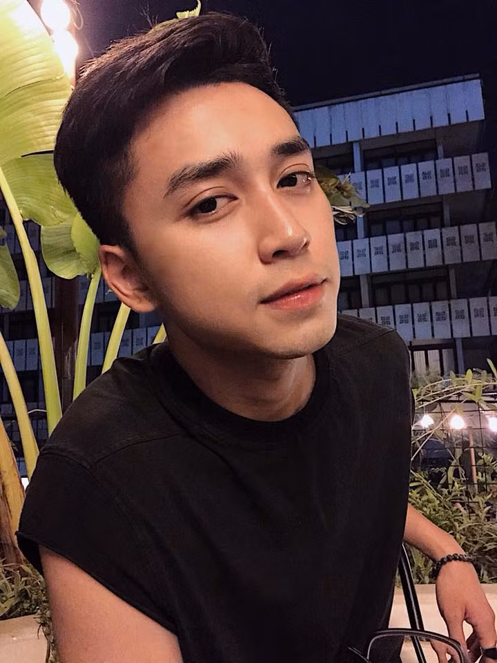 Hoài Linh từng làm nhiều công việc như kinh doanh, tổ chức sự kiện...trước khi quyết tâm theo đuổi sự nghiệp giảng dạy.