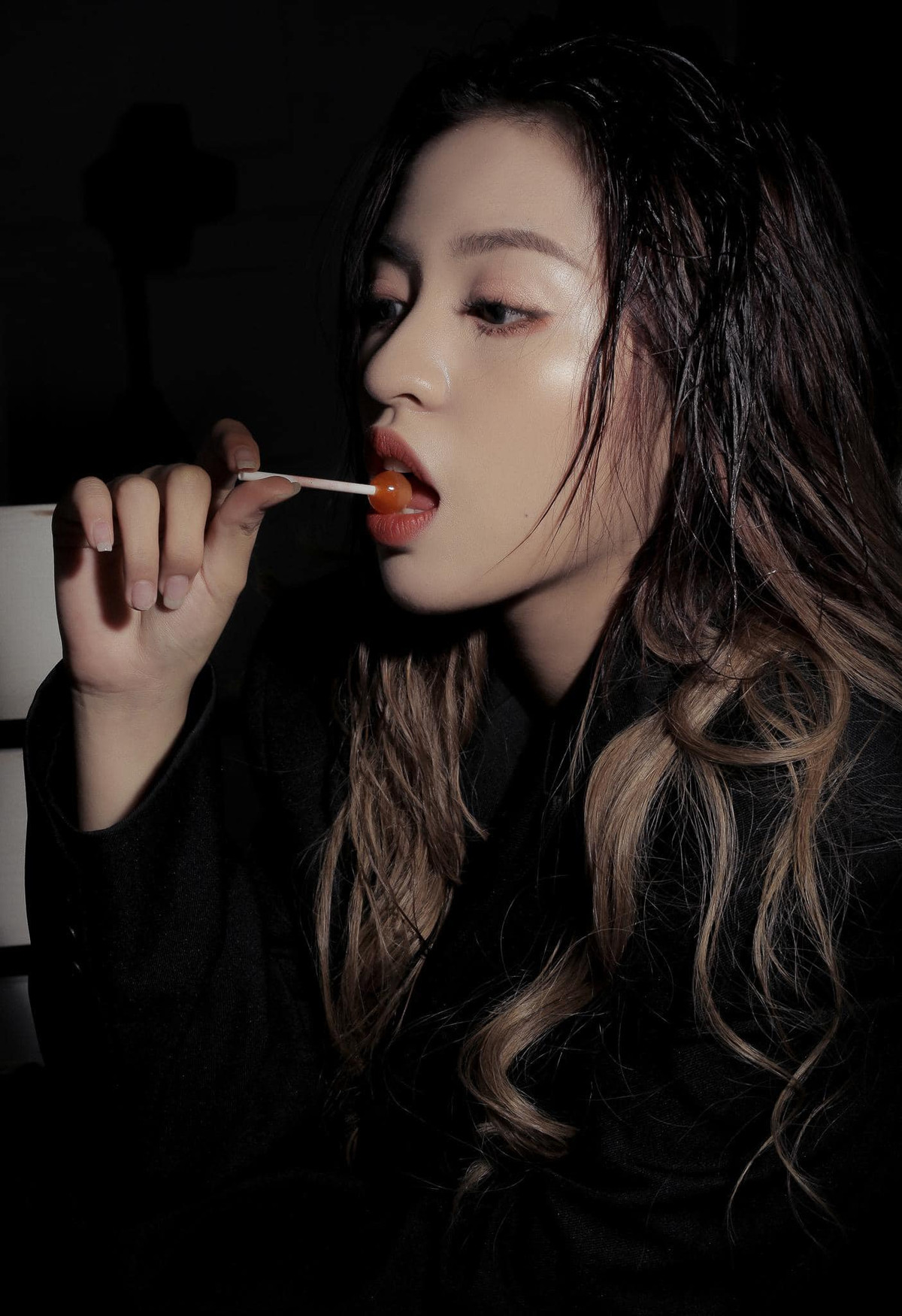 "Xinh quá, không có một nét nào trên khuôn mặt có thể chê được luôn, đã thế giọng nói lại còn ngọt ngào nữa", "Chẳng cần phải "thả thính" vì khuôn mặt này đã khiến bao người ngây ngất mất rồi" - Dân mạng bình luận.