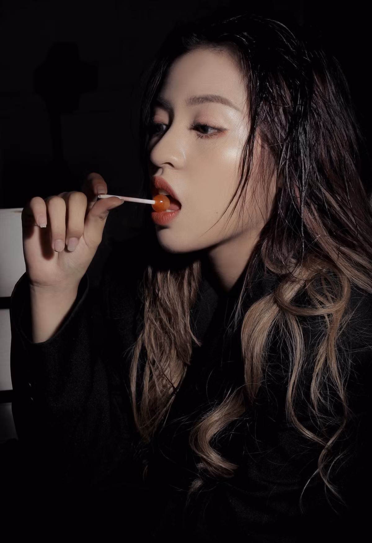 "Xinh quá, không có một nét nào trên khuôn mặt có thể chê được luôn, đã thế giọng nói lại còn ngọt ngào nữa", "Chẳng cần phải "thả thính" vì khuôn mặt này đã khiến bao người ngây ngất mất rồi" - Dân mạng bình luận.