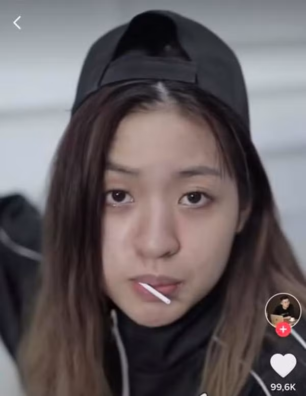 Cách đây không lâu, Thanh Tâm bị "bóc phốt" nhan sắc thật kém xinh với nước da tái nhợt, mắt thâm quầng trông vô cùng thiếu sức sống. Khuôn mặt của hot girl cũng được đánh giá là thiếu thon gọn, khác xa trên mạng xã hội.