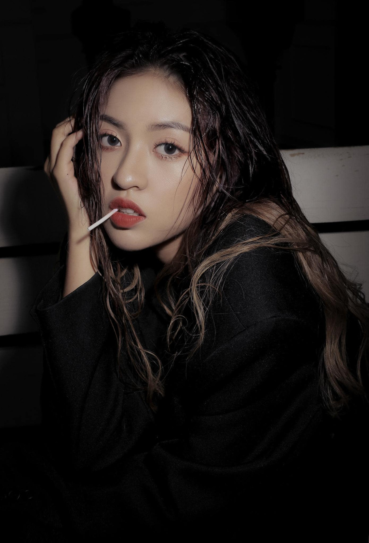 Hot girl Trần Thanh Tâm diện một bộ đồ màu đen, cùng tông với phông nền, tạo dáng lạnh lùng, make up không quá cầu kỳ. Chính sự đơn giản đã khiến cô nàng trông cực kỳ nổi bật trong mọi khuôn hình.