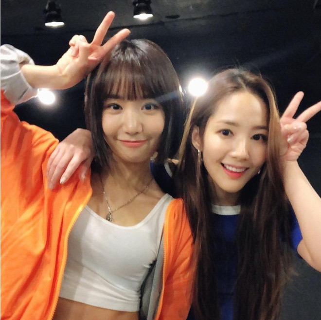 Tháng 10/2018, May J Lee gây chú ý khi xuất hiện cùng nữ diễn viên Park Min Young trong clip vũ đạo đẹp mắt. Hai đoạn video nhảy trên nền nhạc "God Is A Woman" (Ariana Grande) và "Touch" (Little Mix) do công ty quản lý của mỹ nhân họ Park đăng lên. Trước đó, nữ chính "Thư ký Kim sao thế" có hình tượng nhẹ nhàng, chưa từng khoe khả năng nhảy nhót. Đây được xem là lần đầu tiên Park Min Young trải nghiệm trong một môn nghệ thuật khác.