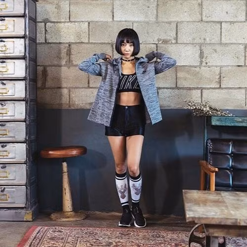 Ở tuổi 32, May J Lee vẫn không ngừng nỗ lực và bắt nhịp với các xu hướng vũ đạo mới nhất. Cô từng chia sẻ sẽ gắn bó với công việc này bởi nhảy múa giúp cô bình tâm, nhìn nhận và chấp nhận bản thân mình.