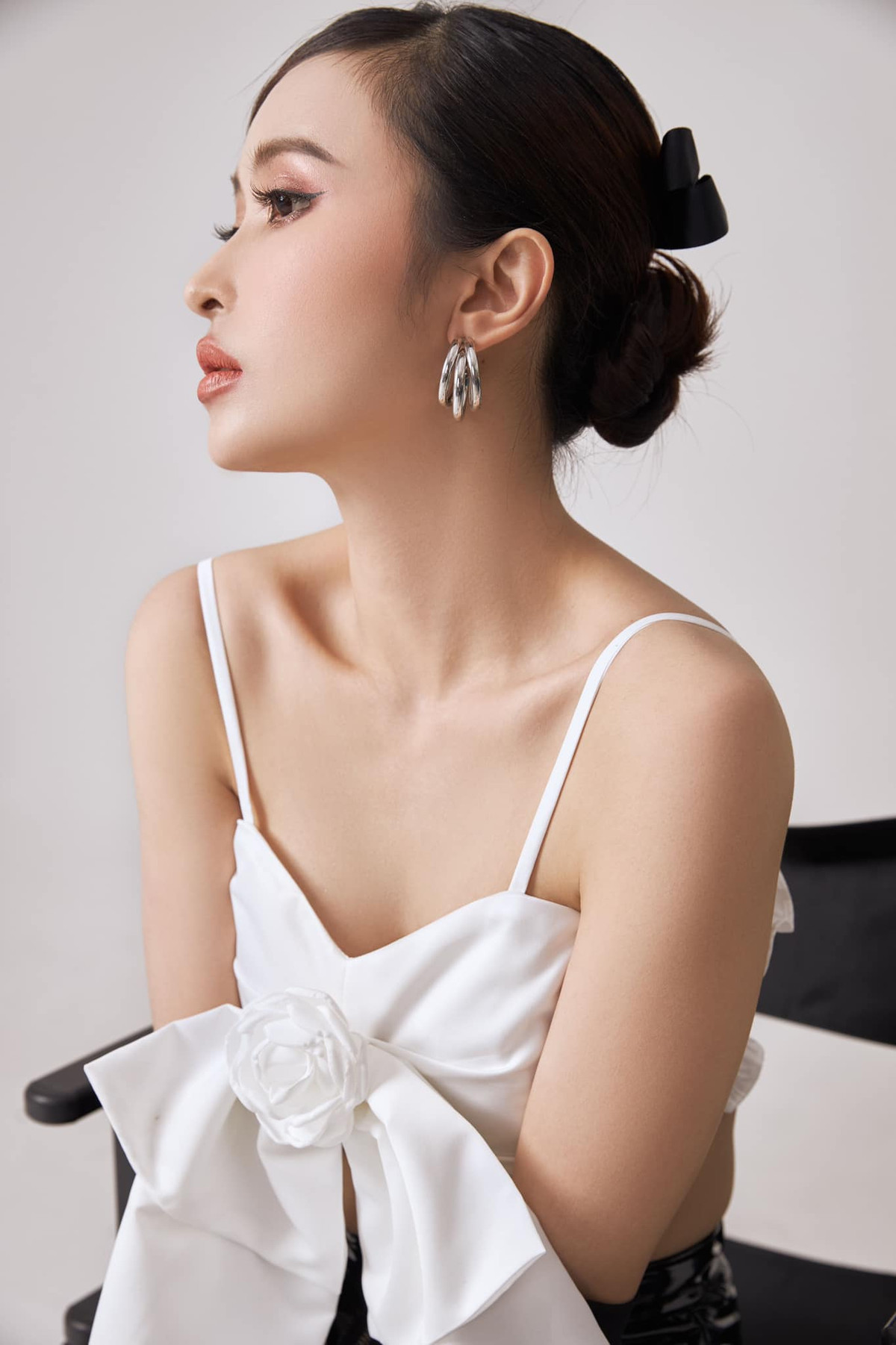 Bên dưới phần bình luận, Mina Phạm được nhiều người khen ngợi với phong cách mới. Thậm chí, Minh Nhựa còn phải thốt lên: "Thật là hạnh phúc khi có cô vợ xinh thế này", "Huhuhu sống sao được khi có cô vợ xinh tươi thế này!" để nịnh vợ.