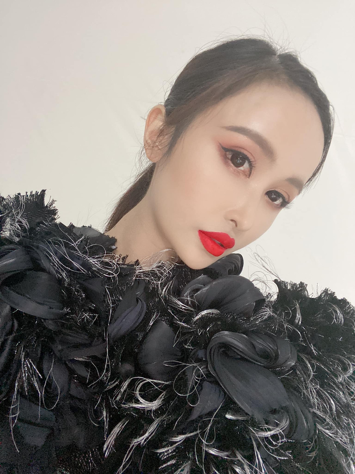 Cách đây không lâu, dân mạng cũng đặt ra nghi vấn bà xã Minh Nhựa mới đi trùng tu vòng một bởi cô thường xuyên diện những bộ đồ ôm sát, khoe trọn bộ ngực căng đầy một cách bất thường.