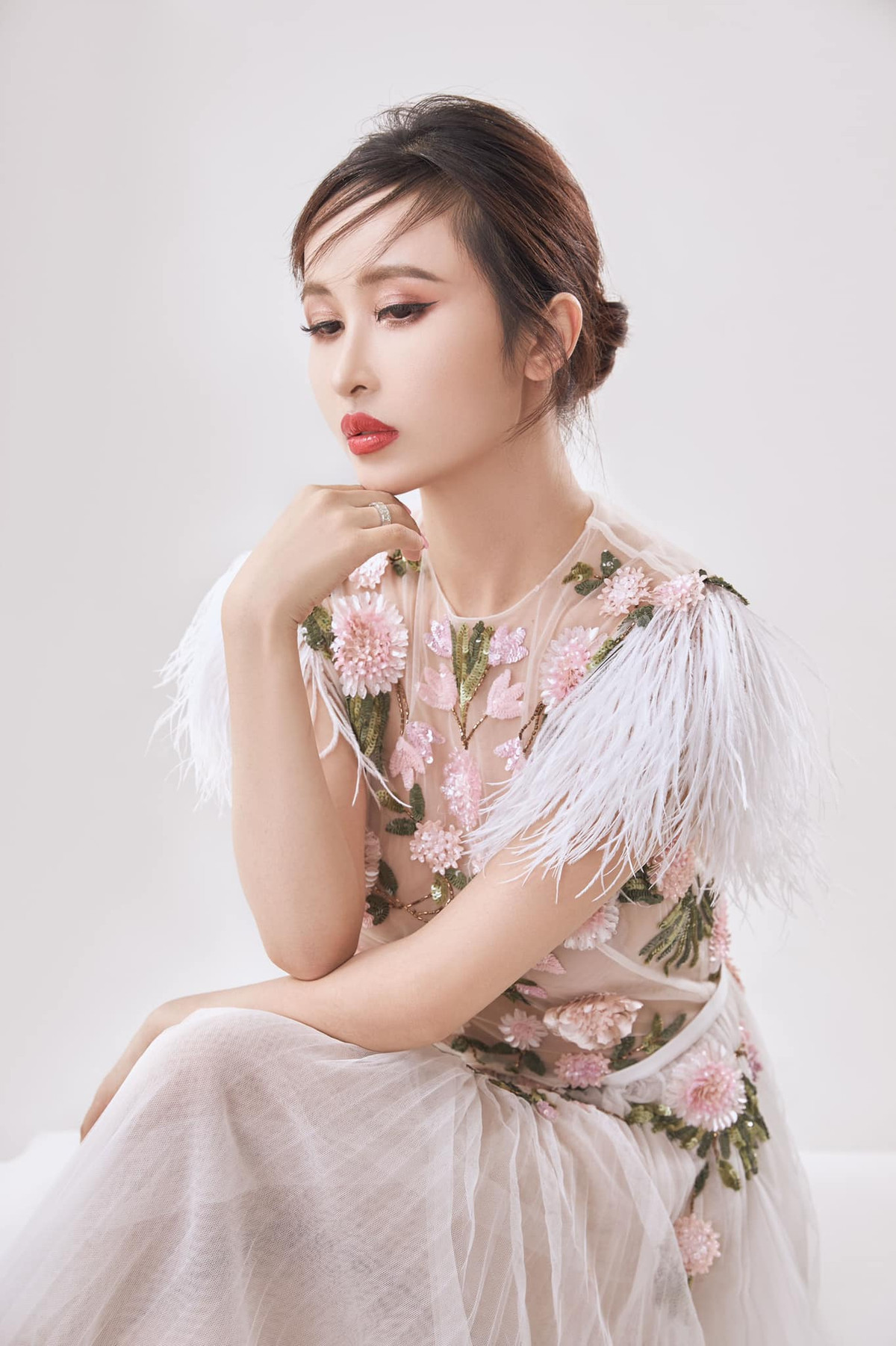 Thay vì khuôn mặt bầu bĩnh vốn có và make up "sương sương" nhẹ nhàng như trước kia thì gần đây, bà xã Minh Nhựa lại có khuôn mặt thon nhỏ, cách trang điểm đậm và sắc lẹm.