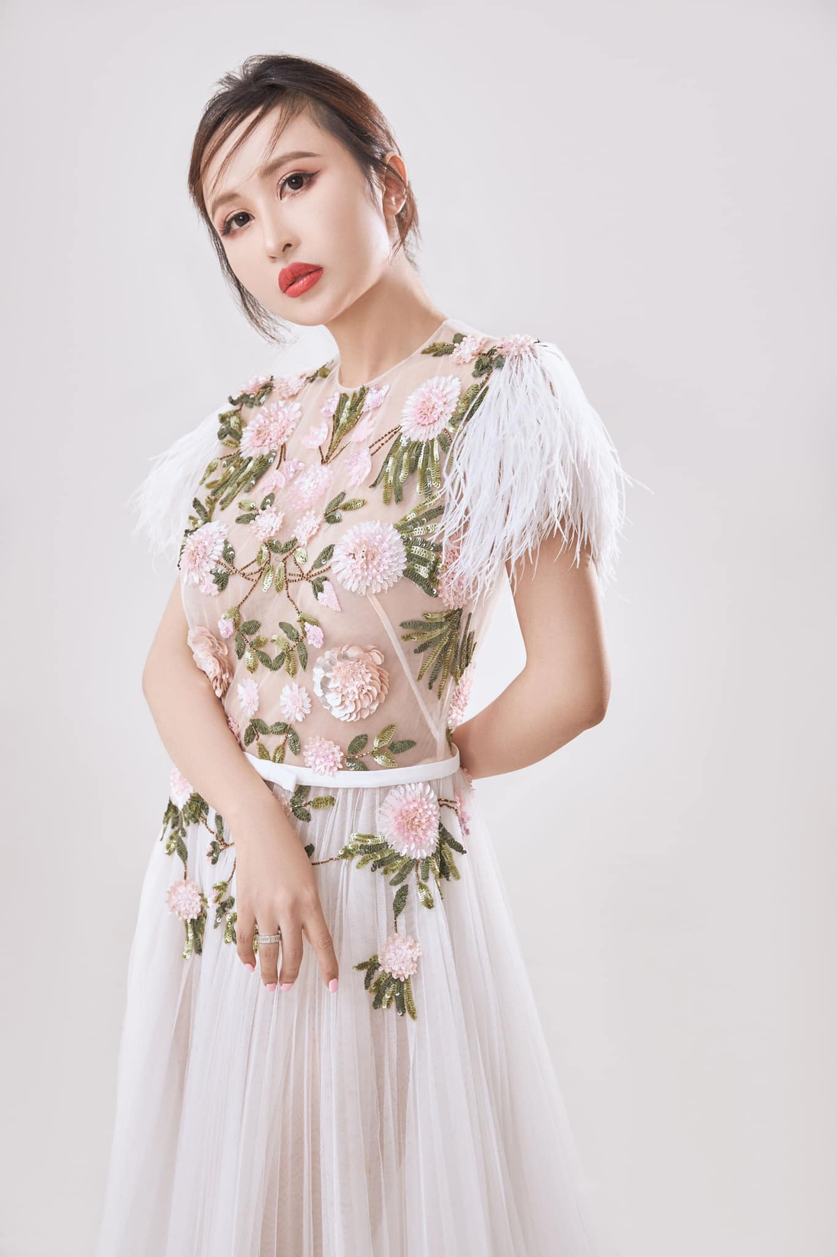 Thời gian gần đây, trên trang Facebook cá nhân của mình, Mina Phạm - vợ hai Minh Nhựa thường xuyên đăng tải những bộ ảnh mới thực hiện. Với một người chăm chỉ "sống ảo", bậc thầy photoshop như cô nàng thì việc đăng ảnh chẳng có gì lạ, cái lạ là khuôn mặt cô thay đổi hoàn toàn, chẳng hề giống như trước kia.