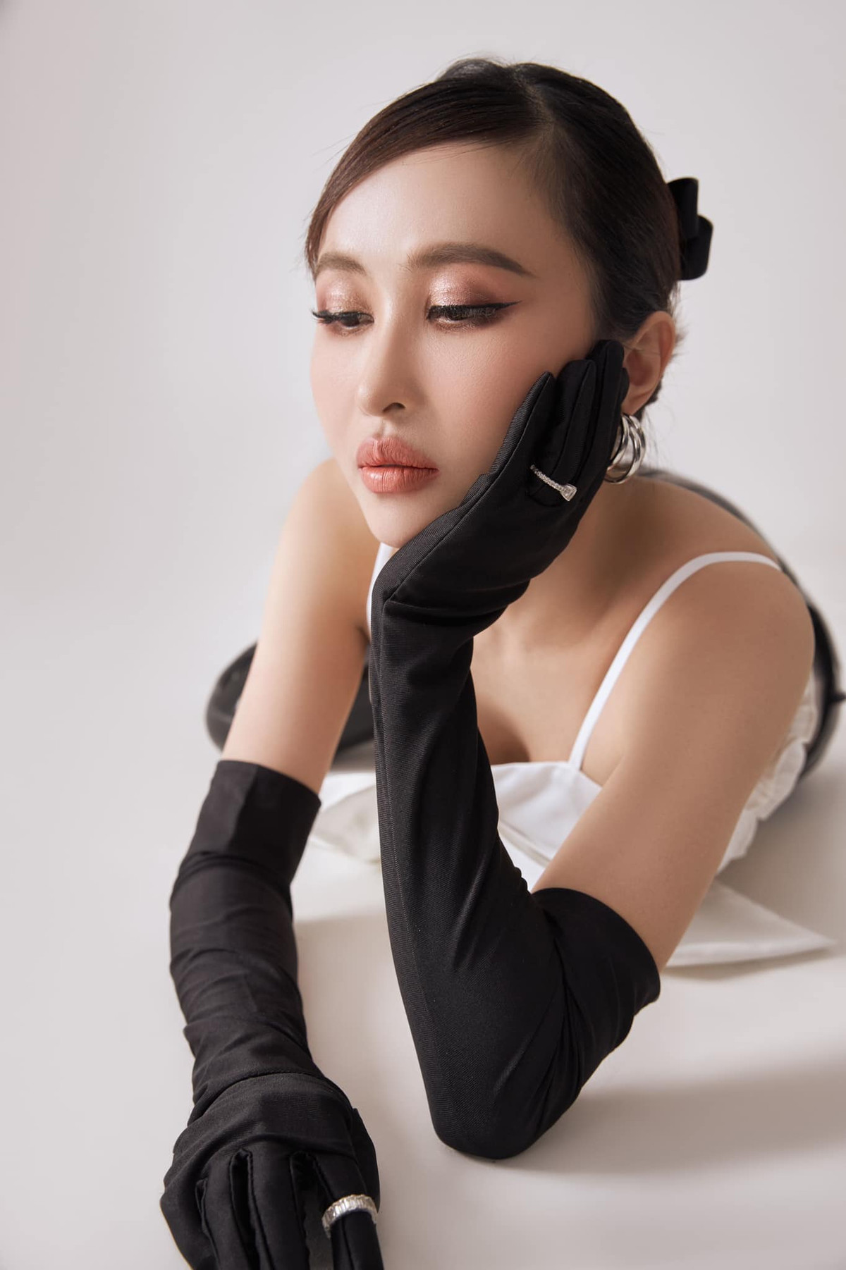 Có vẻ như để sở hữu được nhan sắc như hiện tại. Mina phải trải qua quá trình giảm cân gay gắt. Trông cô nàng gầy hơn hẳn bình thường, cũng không ngoại trừ khả năng, công nghệ trang điểm đã giúp cô xinh đẹp lên trông thấy.