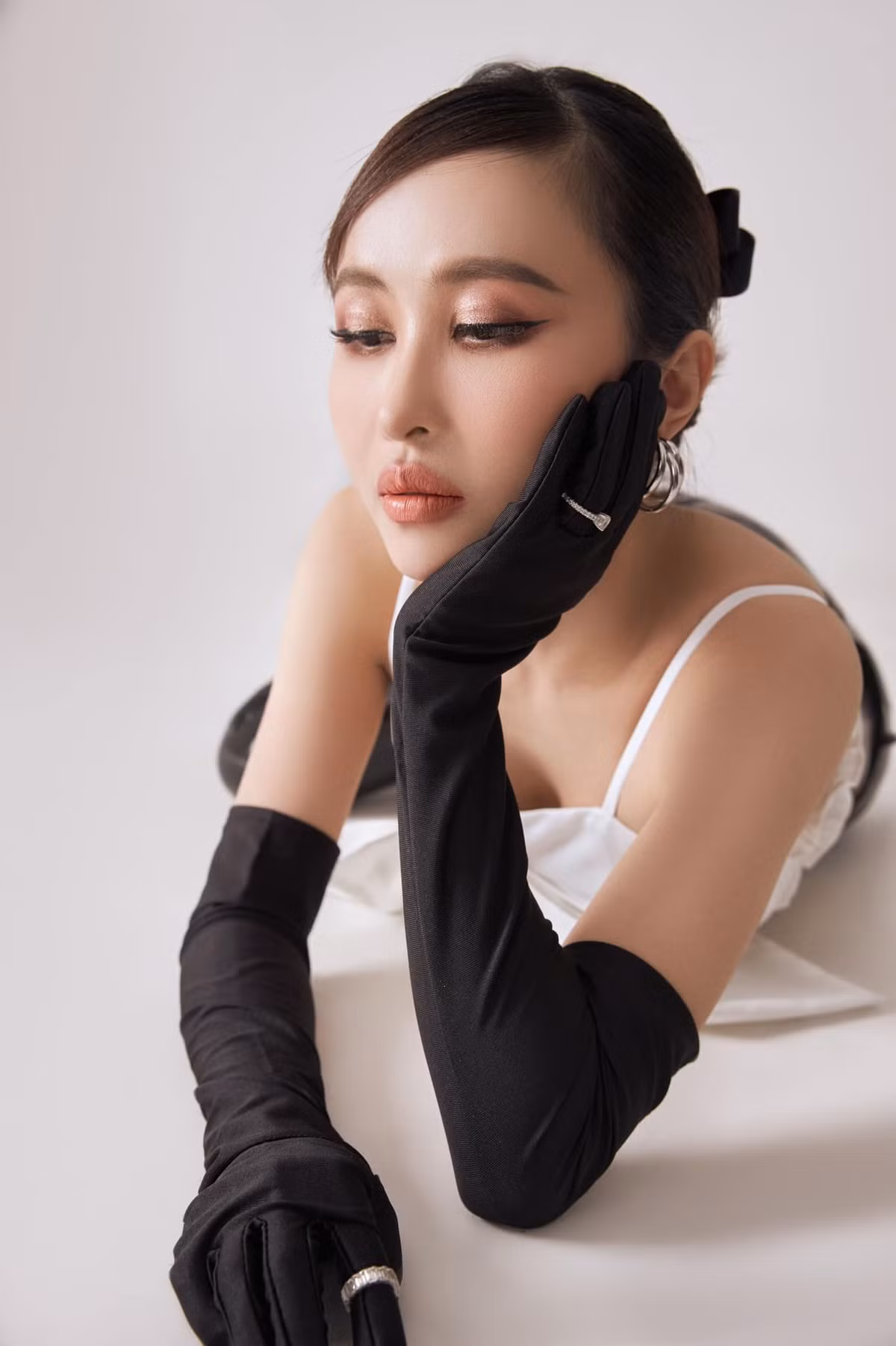 Có vẻ như để sở hữu được nhan sắc như hiện tại. Mina phải trải qua quá trình giảm cân gay gắt. Trông cô nàng gầy hơn hẳn bình thường, cũng không ngoại trừ khả năng, công nghệ trang điểm đã giúp cô xinh đẹp lên trông thấy.