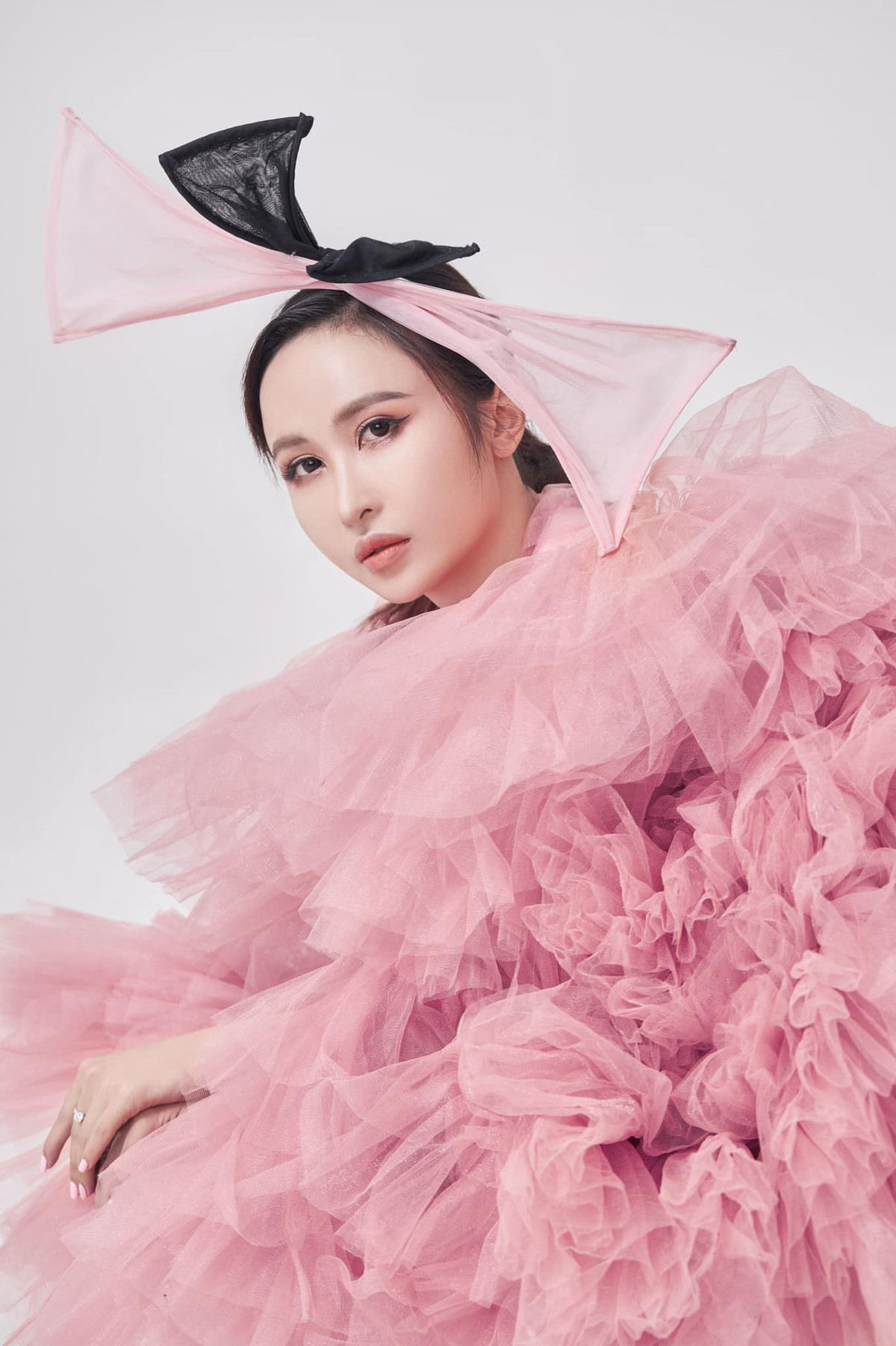 Bên cạnh những lời khen ngợi, cộng đồng mạng lại tỏ ý khuôn mặt của Mina Phạm ngày càng thô cứng, cứ như là một sản phẩm phẫu thuật thẩm mỹ hỏng.