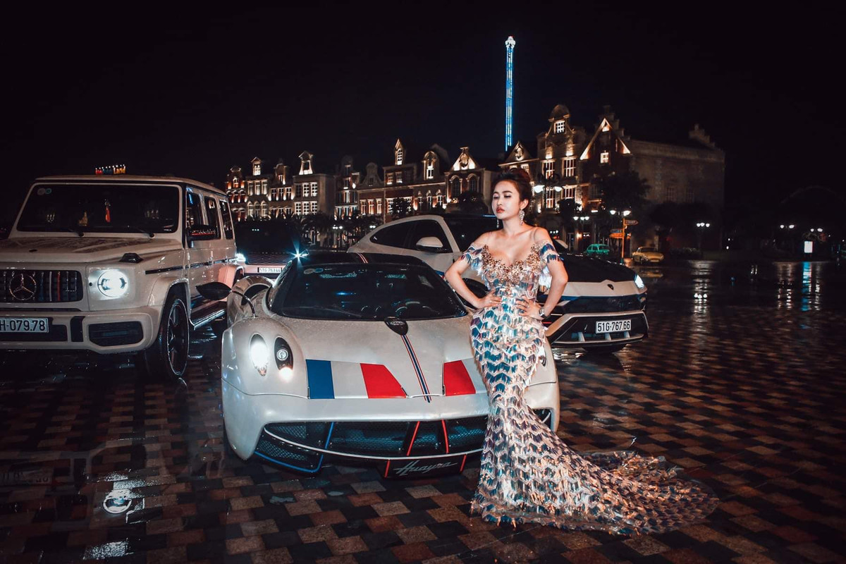 Mina Phạm cũng từng bị tố "ăn cắp" ảnh của một blogger đình đám nước ngoài để photoshop lại thành hình của mình.