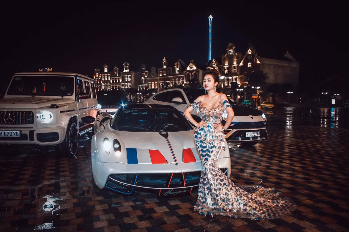 Mina Phạm cũng từng bị tố "ăn cắp" ảnh của một blogger đình đám nước ngoài để photoshop lại thành hình của mình.