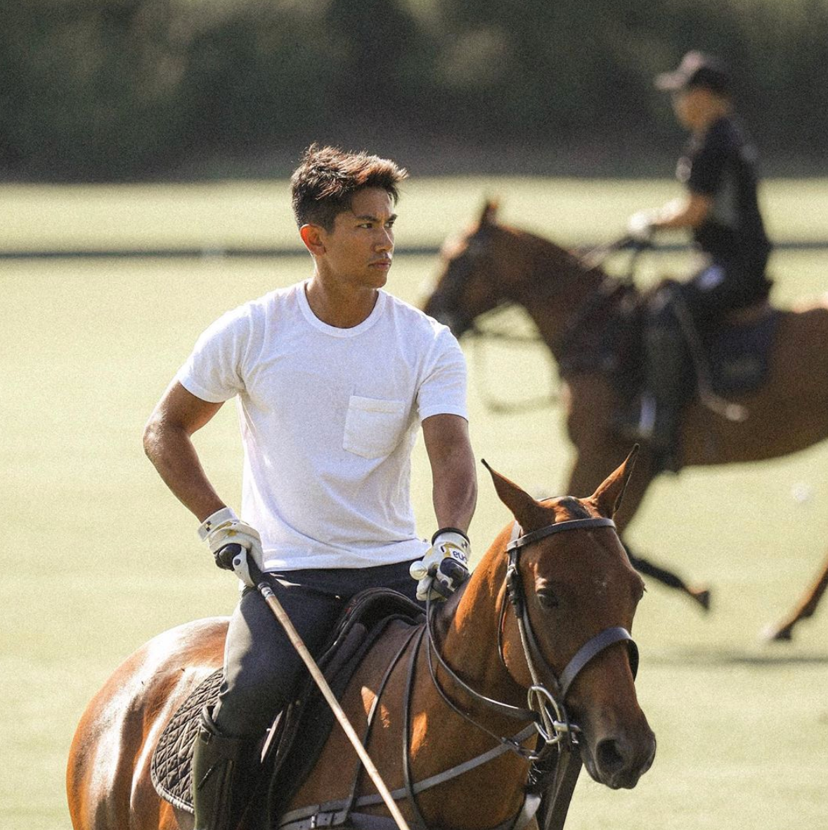 Hoàng tử Abdul Mateen (SN 1991) có lẽ là cái tên quen thuộc của giới truyền thông vì bên cạnh dòng máu hoàng tộc, anh còn sở hữu nhan sắc cực phẩm khiến bao cô gái xiêu lòng. Từng phục vụ trong quân đội, hoàng tử Marteen sở hữu vẻ ngoài rắn rỏi và thân hình 6 mũi săn chắc.