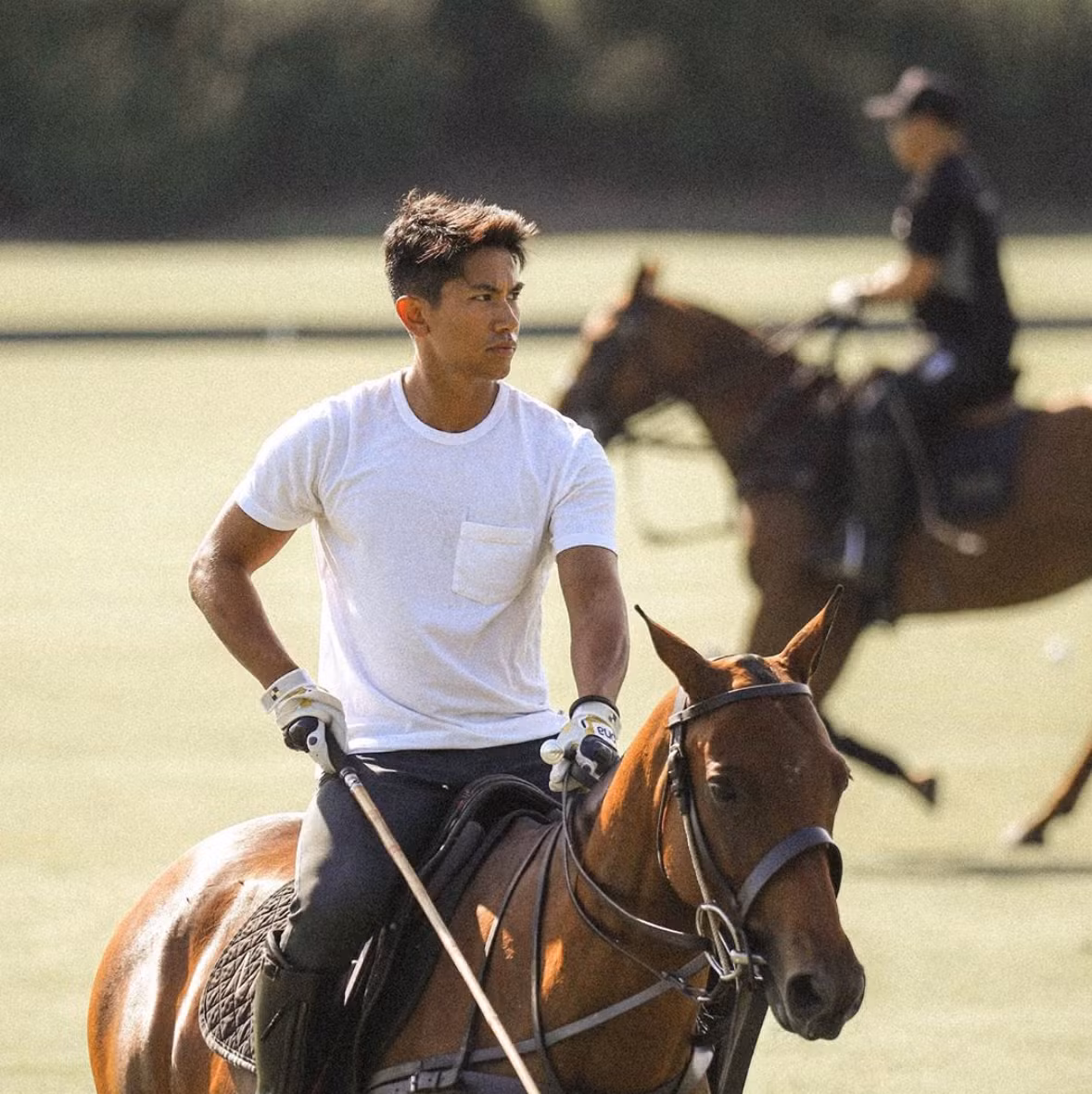 Hoàng tử Abdul Mateen (SN 1991) có lẽ là cái tên quen thuộc của giới truyền thông vì bên cạnh dòng máu hoàng tộc, anh còn sở hữu nhan sắc cực phẩm khiến bao cô gái xiêu lòng. Từng phục vụ trong quân đội, hoàng tử Marteen sở hữu vẻ ngoài rắn rỏi và thân hình 6 mũi săn chắc.