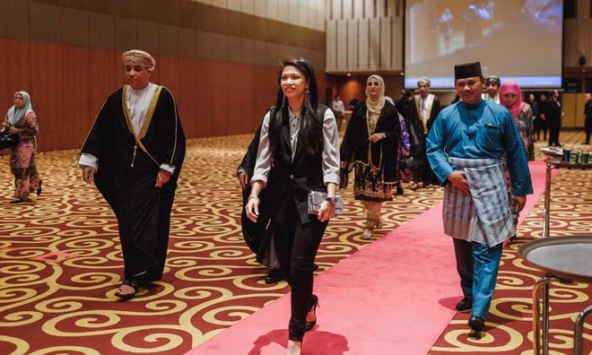 Công chúa gây chú ý của truyền thông khi đem theo một dàn vệ sĩ khi tham dự SEA Games 30. Tuy nhiên, công chúa Fadzilah rất khiêm tốn cho biết cô chỉ như những người bình thường khác.