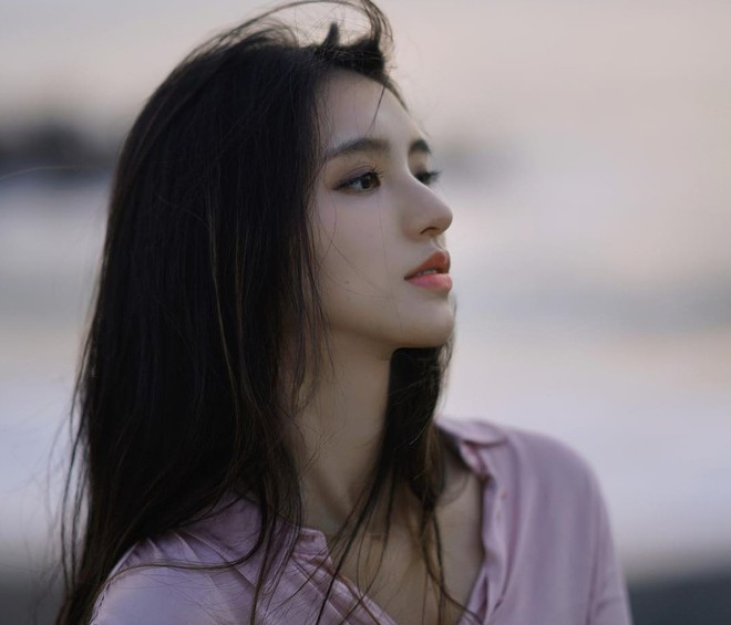 Từng là sinh viên ngành thiết kế đô thị tại Đại học Vũ Hán, Aileena được biết đến với biệt danh "Nữ thần Vũ Hán" bởi vẻ ngoài xinh đẹp cực phẩm như bước ra từ trong tranh.