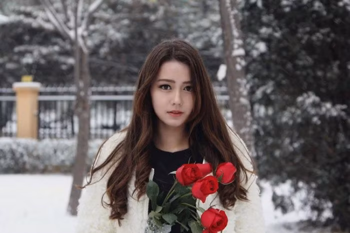 Vì bố là một diễn viên nên ngay từ khi còn nhỏ, Maxiana Li đã góp mặt trong một số show truyền hình tại Trung Quốc và ngay lập tức gây chú ý nhờ vẻ đẹp hài hoà Á - Âu.Nổi tiếng từ sớm nhưng hot girl thỉnh thoảng mới nhận lời mời làm mẫu ảnh, phần lớn thời gian cô nàng dành cho việc học.