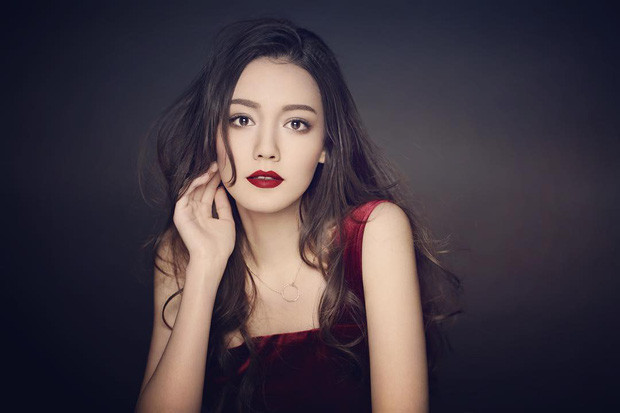 Maxiana Li cũng được đánh giá là có nét xinh đẹp giống với "mỹ nhân vạn người mê" Địch Lệ Nhiệt Ba.