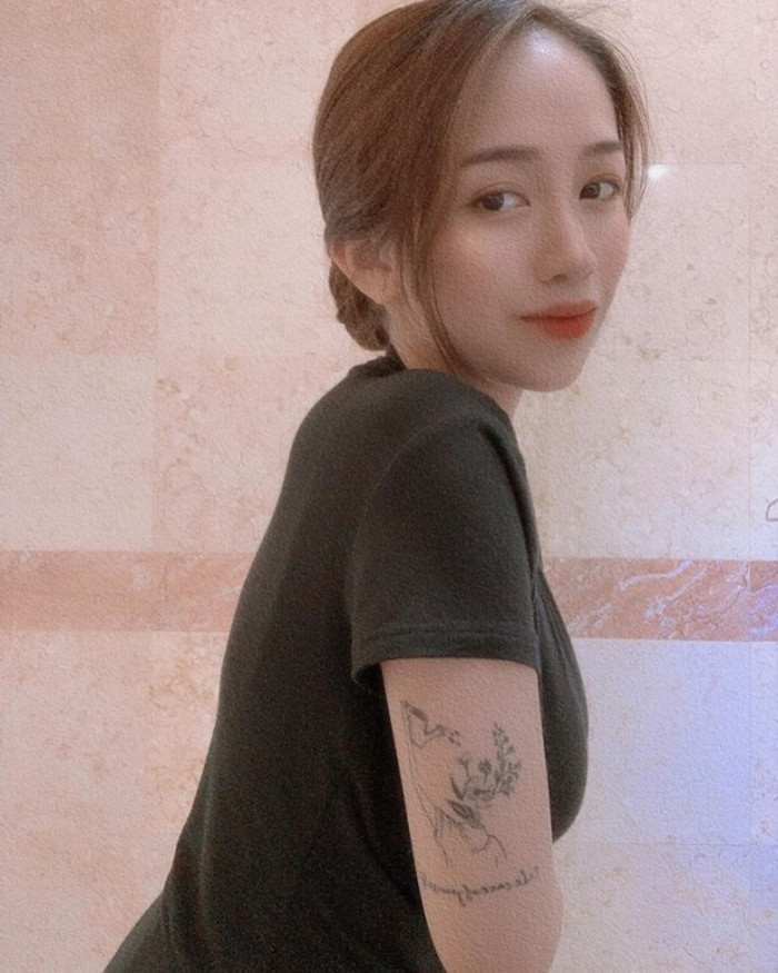 Thế nhưng, điều khiến dân mạng chú ý lại là nhan sắc của con gái Minh Nhựa. Dù mới sinh con được vài ngày thế nhưng trông Joyce Phạm không khác là mấy so với thời còn chưa chồng.