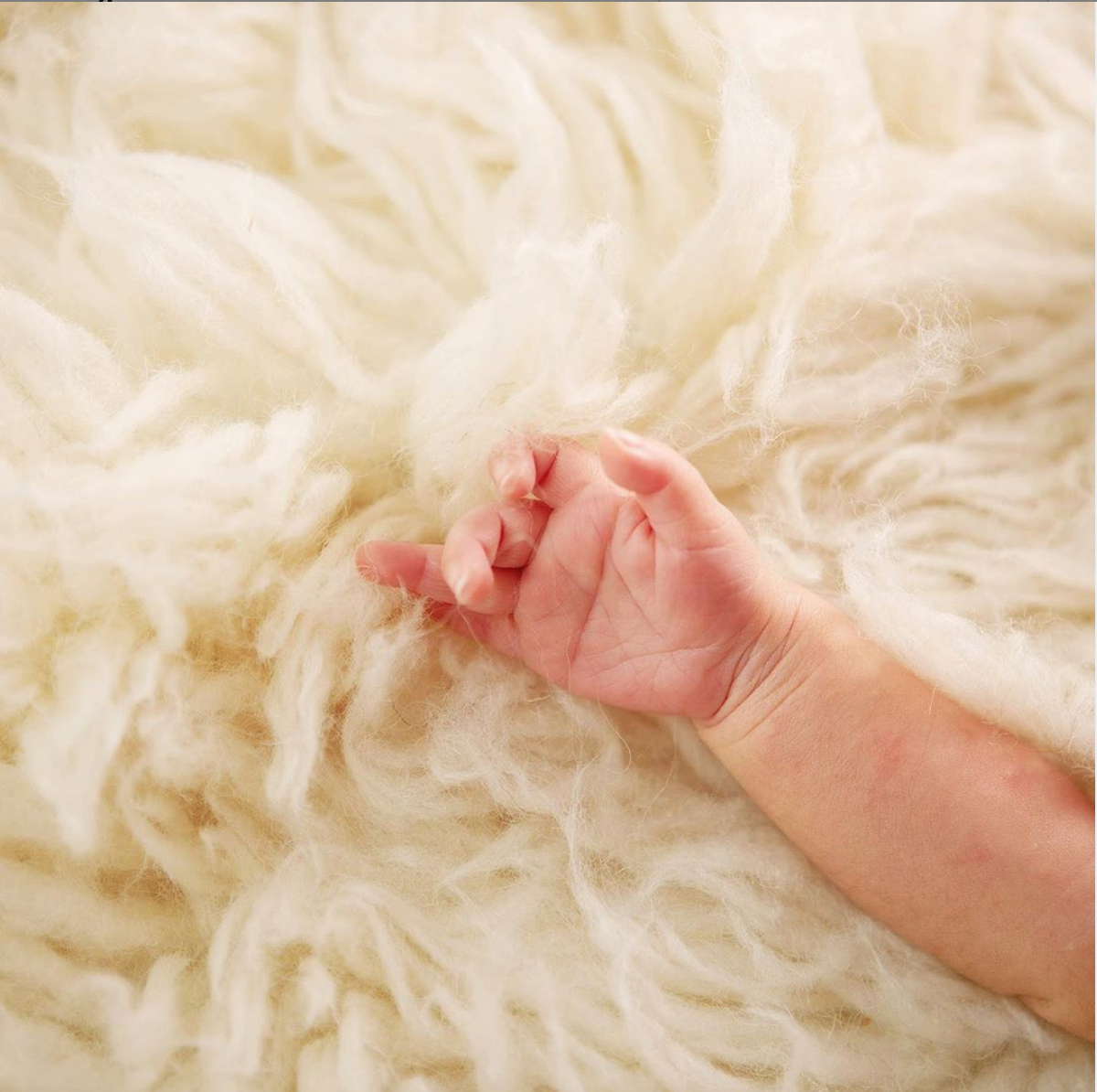 "Cả thế giới thu lại bằng hình hài nhỏ bé" - Tâm Nguyễn, chồng Joyce Phạm đăng tải trên trang cá nhân chào đón con trai ra đời.