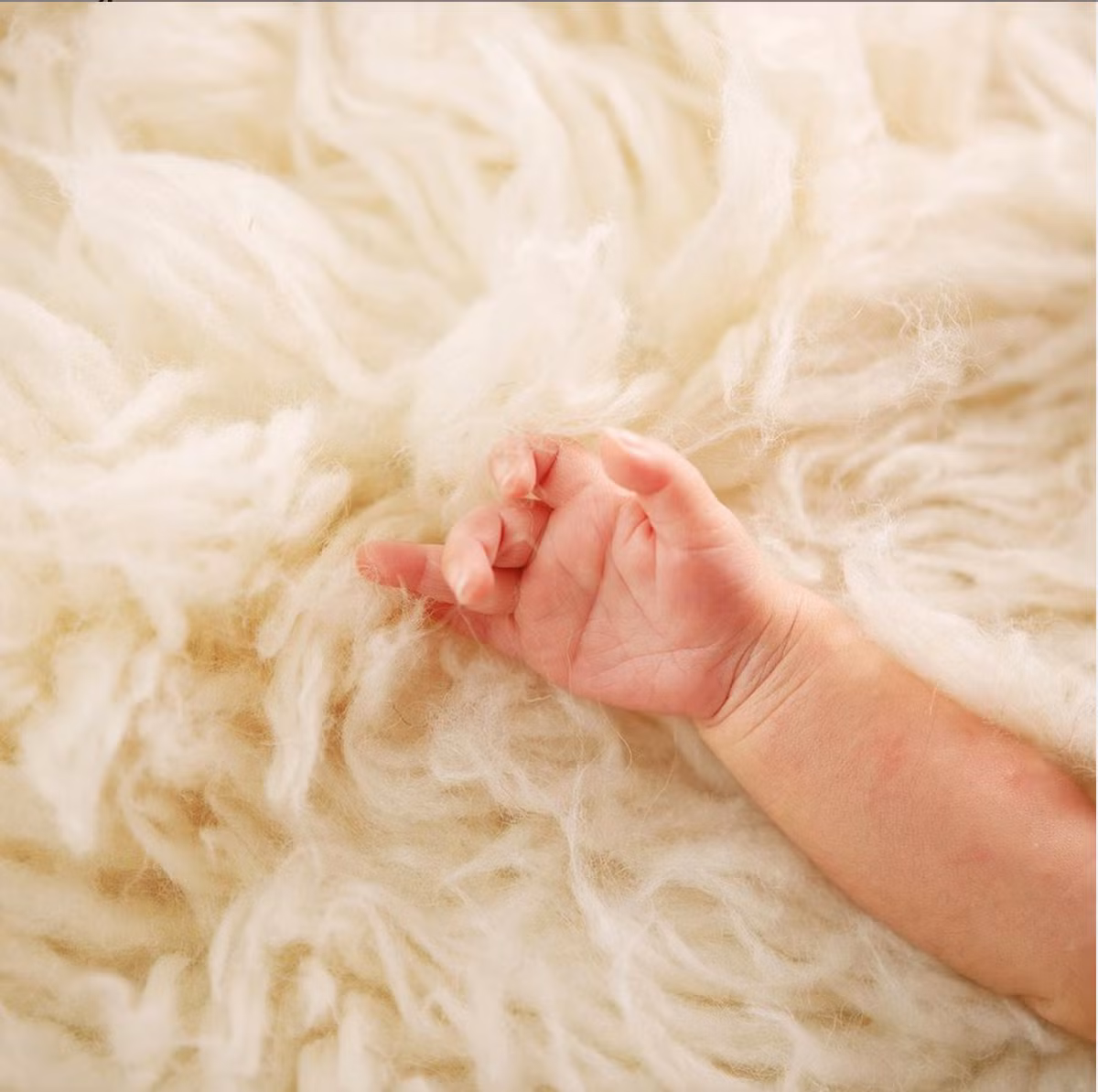 "Cả thế giới thu lại bằng hình hài nhỏ bé" - Tâm Nguyễn, chồng Joyce Phạm đăng tải trên trang cá nhân chào đón con trai ra đời.