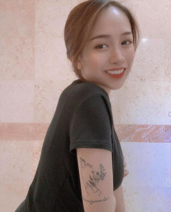 Cô nàng không hề bị mập mạp như những phụ nữ đang trong thời gian ở cữ khác, thay vào đó là nhan sắc rạng ngời, thân hình vẫn thon gọn.