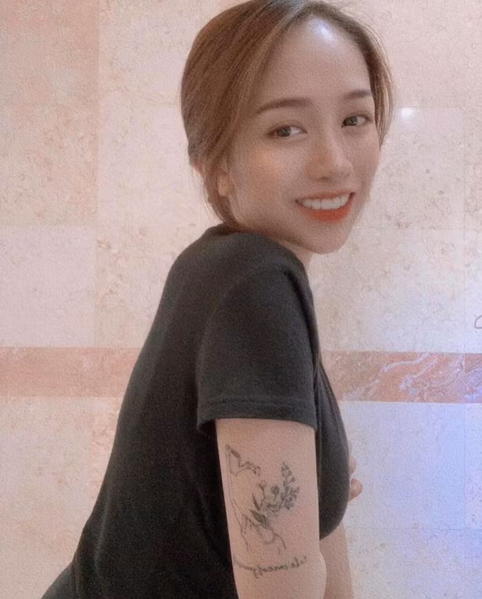 Cô nàng không hề bị mập mạp như những phụ nữ đang trong thời gian ở cữ khác, thay vào đó là nhan sắc rạng ngời, thân hình vẫn thon gọn.