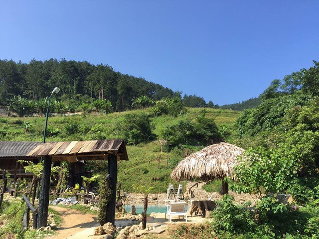 Ngoài việc thư giãn, tắm suối bạn có thể đi dạo trong khuôn viên khu sinh thái hoặc lang thang chụp choẹt trong bản làng, ruộng lúa vào ban ngày.
