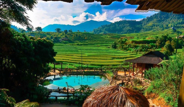 Suối nằm ngay giữa những thửa ruộng bậc thang và được bao phủ bởi núi non trùng điệp. Đặc biệt, nước suối ở đây trong vắt có thể trông thấy cả lớp đá cuội lấp lánh dưới lòng suối.