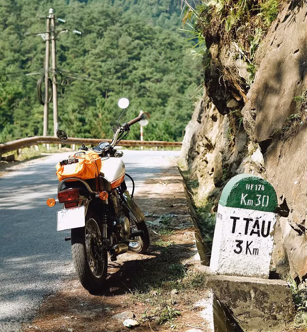 Hoặc muốn an toàn hơn bạn có thể bắt xe khách tuyến Hà Nội - Nghĩa Lộ tại bến xe Mỹ Đình (190km). Đến nơi, bạn cứ thuê taxi hoặc xe ôm chở từ Nghĩa Lộ đến Trạm Tấu (khoảng 30km) là được.