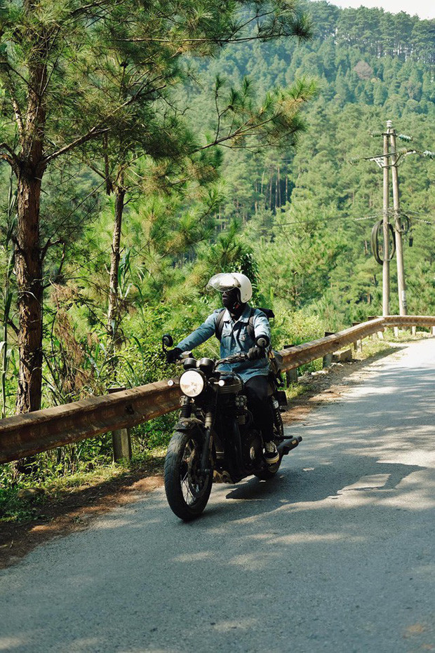 Bạn có thể di chuyển thẳng từ Hà Nội tới Trạm Tấu bằng phương tiện cá nhân như ô tô, xe máy theo cung đường: Hà Nội - cầu Trung Hà - Thanh Sơn - Thu Cúc - Văn Chấn - Nghĩa Lộ - Trạm Tấu (khoảng 220km).