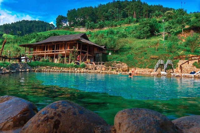 Thời điểm đẹp nhất ở khu nghỉ dưỡng Bali của Việt Nam là vào buổi sớm, khi đó những làn khói bốc lên mờ ảo của mặt nước, hòa quyện với sương sớm sẽ khiến cho khung cảnh tựa như chốn "bồng lai tiên cảnh".